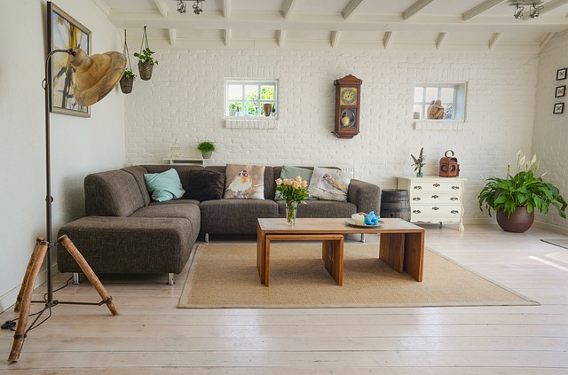 Transforma tu hogar con suelo gris claro y puertas blancas: la combinación perfecta para un ambiente elegante